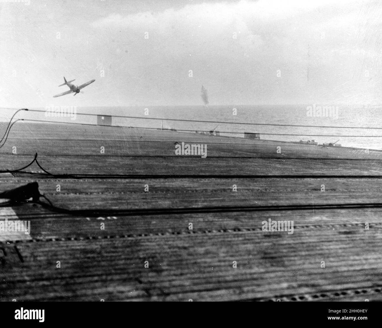 A kamikaze Mitsubishi Zero about to strike the deck of the USS White Plain aircraft carrier during the Lingayen Gulf battle in January 1945 Stock Photo