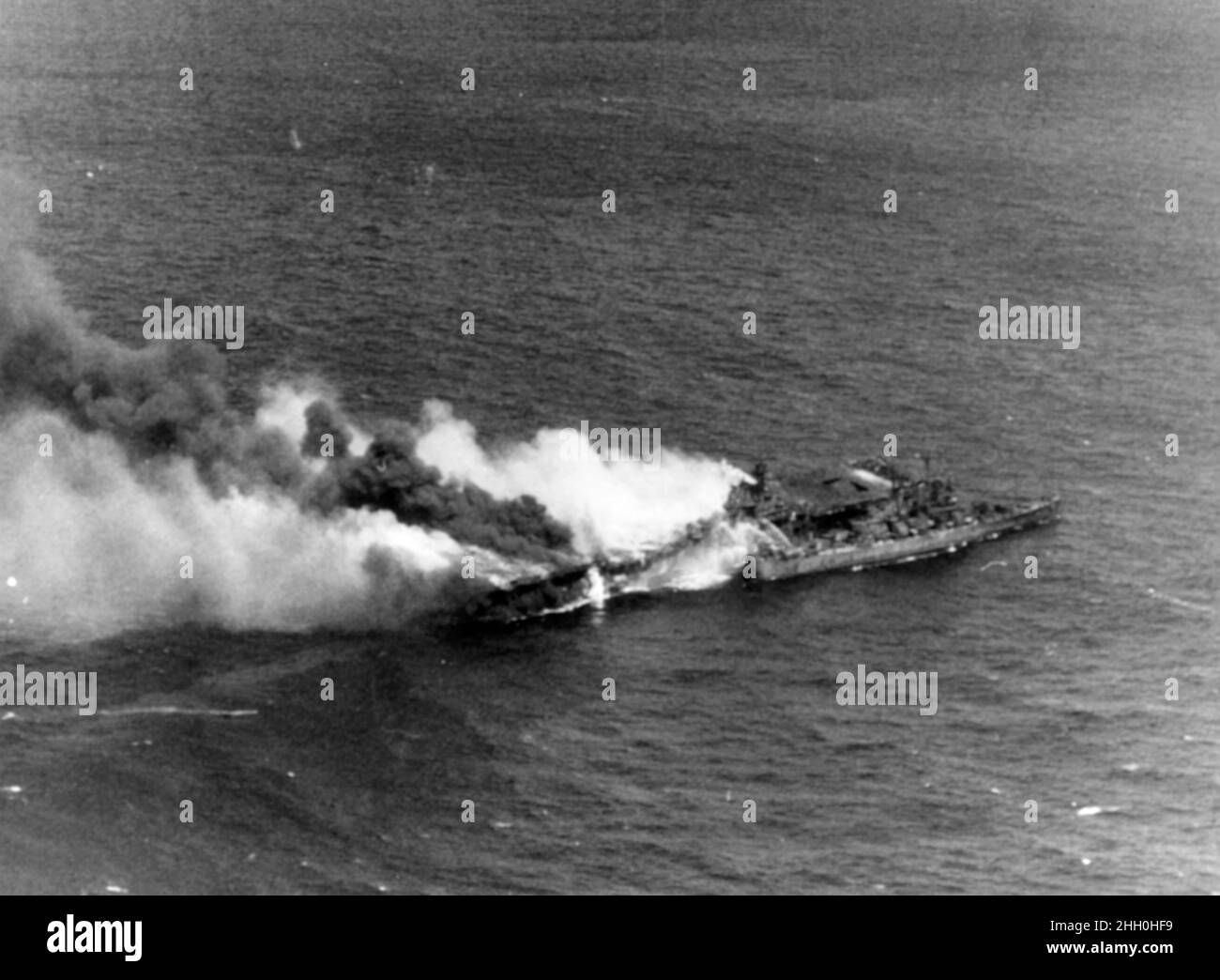 The aircraft carrier USS Franklin burning after being hit by Japnese bombs on the 19th March 1945, with the USS Santa Fe alongside Stock Photo
