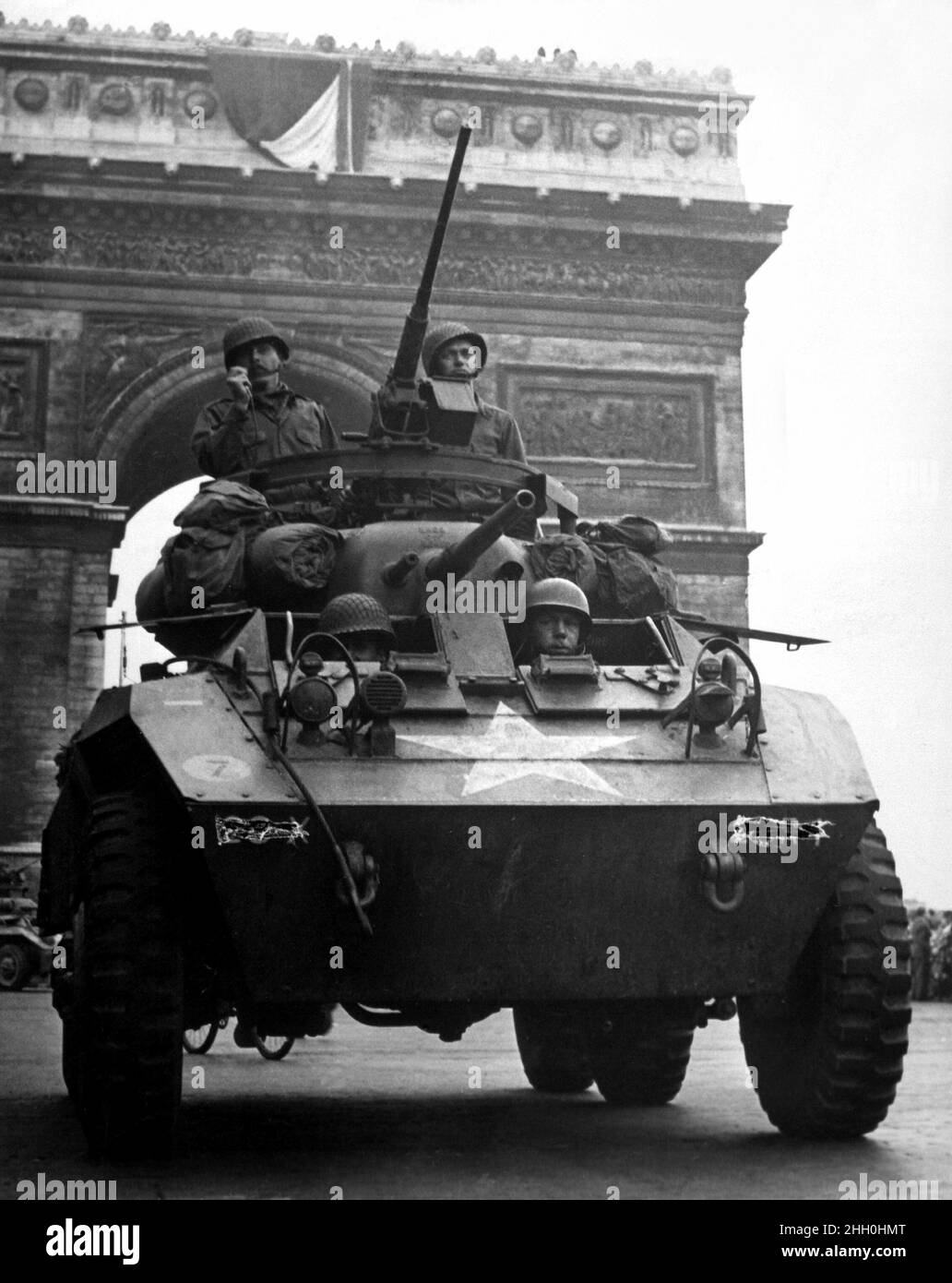 An American tank with soldiers passing in front of the Arc de Triomphe during the liberation of Paris in 1945 Stock Photo