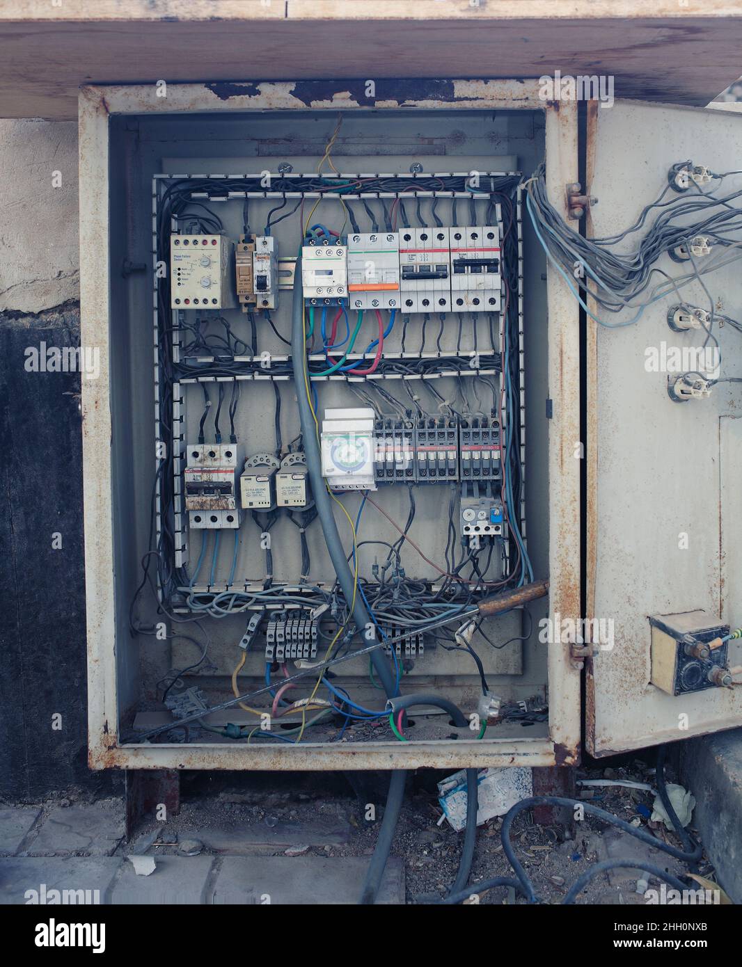 https://c8.alamy.com/comp/2HH0NXB/an-old-open-electrical-control-panel-box-2HH0NXB.jpg