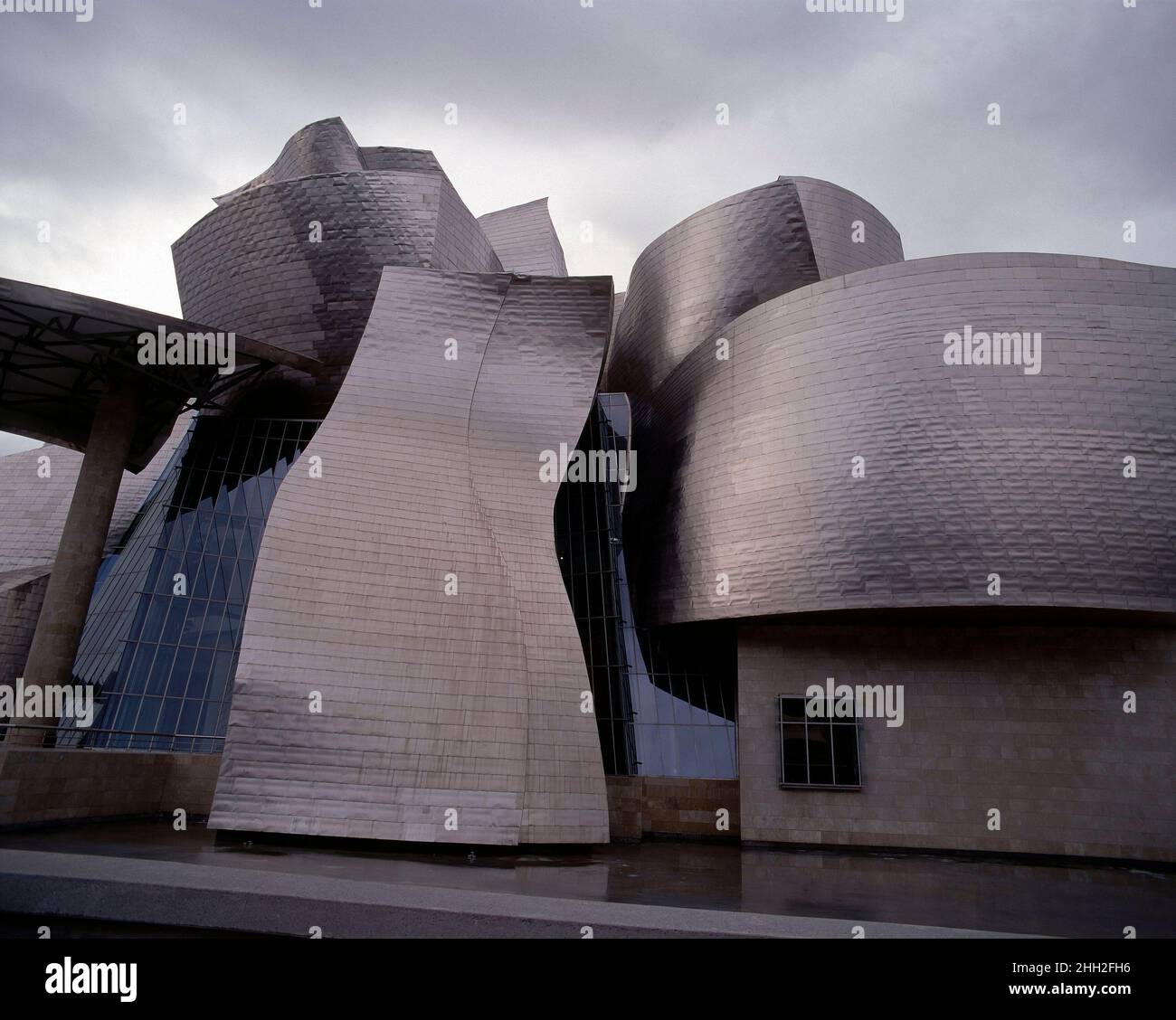 MUSEO GUGGENHEIM DE BILBAO - 1997. Author: FRANK OWEN GEHRY 1929-. Location: EXTERIOR. BILBAO. Biscay. SPAIN. Stock Photo