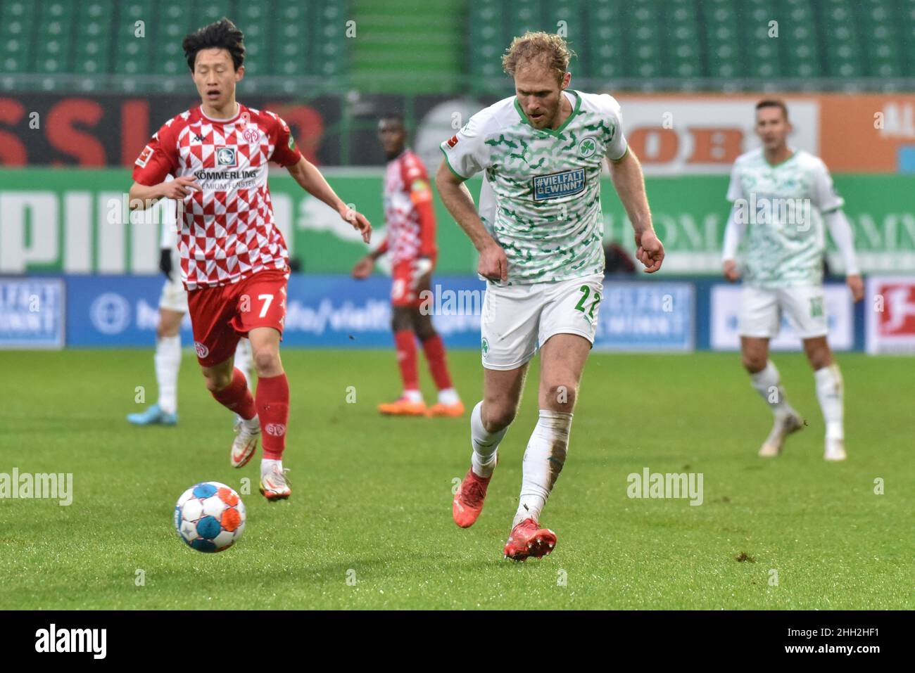 Germany ,Fuerth, Sportpark Ronhof Thomas Sommer - 22 Jan 2022 - Fussball, 1.Bundesliga - SpVgg Greuther Fuerth vs. FSV Mainz 05  Image: (fLTR) Jae-Sung Lee (Mainz, 7), Sebastian Griesbeck (SpVgg Greuther Fürth,22)  DFL regulations prohibit any use of photographs as image sequences and or quasi-video Stock Photo
