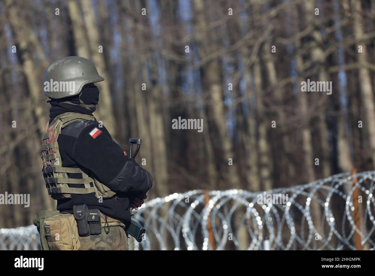 18 January 2022, Poland, Usnarz Gorny: A Polish soldier guards the EU's external border with Belarus near the village of Usnarz Gorny. Poland has erected a barbed wire entanglement to make it difficult for migrants to cross. (to dpa 'Border with Belarus: In the exclusion zone, the border guards command') Photo: Doris Heimann/dpa Stock Photo