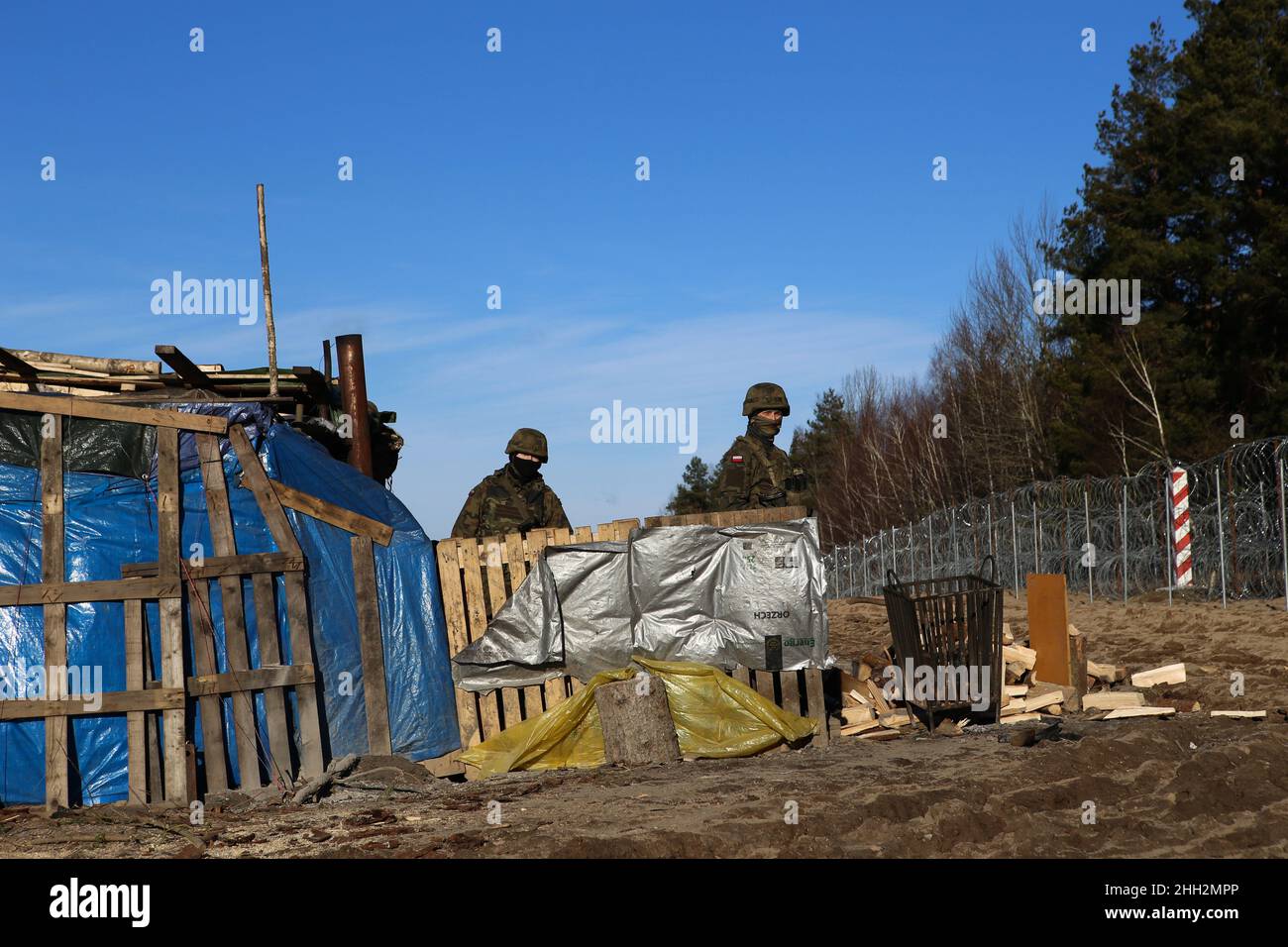 18 January 2022, Poland, Usnarz Gorny: Soldiers stand in front of a shelter in the restricted zone on Poland's border with Belarus. Poland has fortified the EU's external border with a barbed wire fence to make it difficult for migrants to cross. Photo: Doris Heimann/dpa Stock Photo