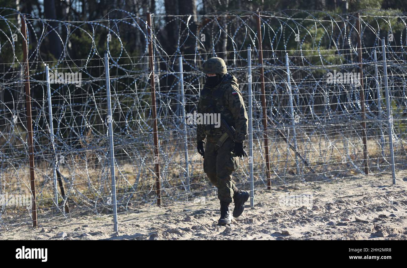 18 January 2022, Poland, Usnarz Gorny: A Polish soldier patrols near the village of Usnarz Gorny on the fortification that Poland has built on the EU's external border with Belarus. The background is the crisis over migrants trying to enter the EU. (to dpa 'Border with Belarus: Border guards command in Poland's restricted zone') Photo: Doris Heimann/dpa Stock Photo