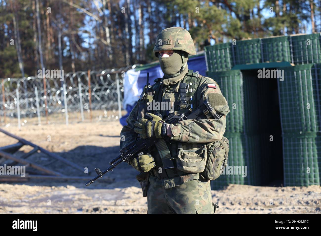 18 January 2022, Poland, Usnarz Gorny: A Polish soldier guards border installations near the village of Usnarz Gorny in the exclusion zone on Poland's border with Belarus. Poland has erected a temporary barbed wire fence to make it difficult for migrants to cross the EU's external border. Construction of a 5.5-meter-high barrier is to begin soon.(to dpa: 'Border with Belarus: Border guards command in Poland's exclusion zone') Photo: Doris Heimann/dpa Stock Photo