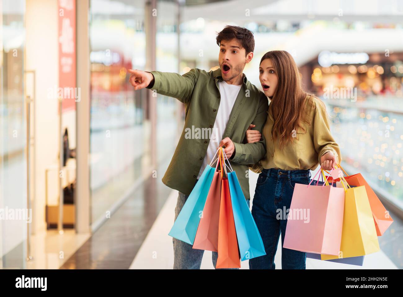 Pointing at shopping mall hi-res stock photography and images - Alamy