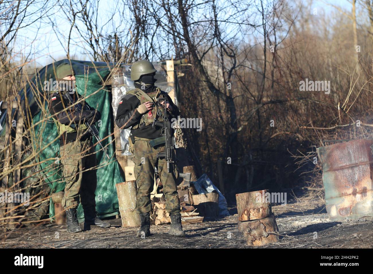 18 January 2022, Poland, Usnarz Gorny: Soldiers of the Polish army stand in front of a shelter in Usnarz Gorny on the border with Belarus. Poland has erected a temporary barbed wire fence at the EU's external border to keep out migrants heading west. Photo: Doris Heimann/dpa Stock Photo