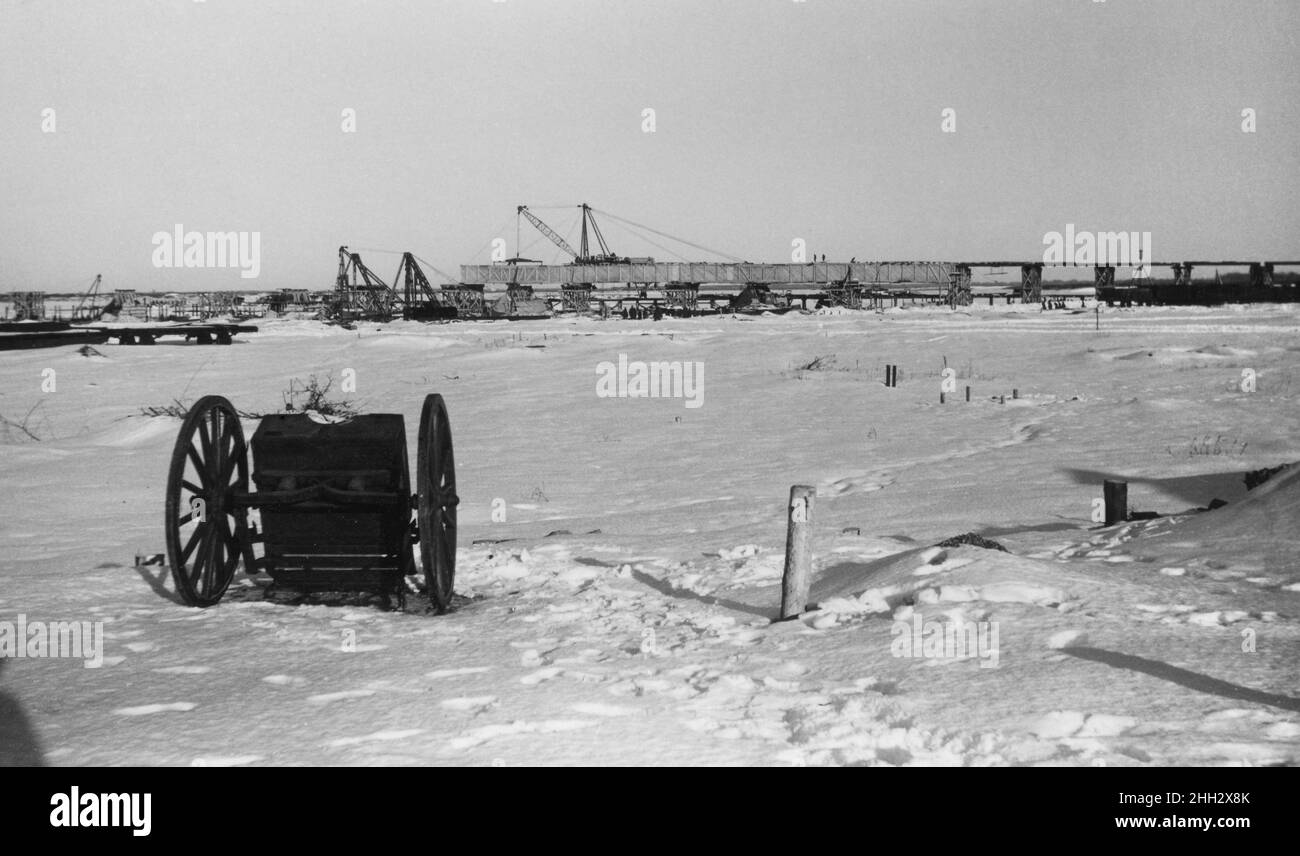 Baustelle der Rundstedt-Brücke über den Dnjepr bei Kremenchug, aufgenommen im November/Dezember 1941 am Kryukov-Ufer. Die Brücke wurde von der Organisation Todt in einer Bauzeit von 6 Monaten errichtet. Stock Photo