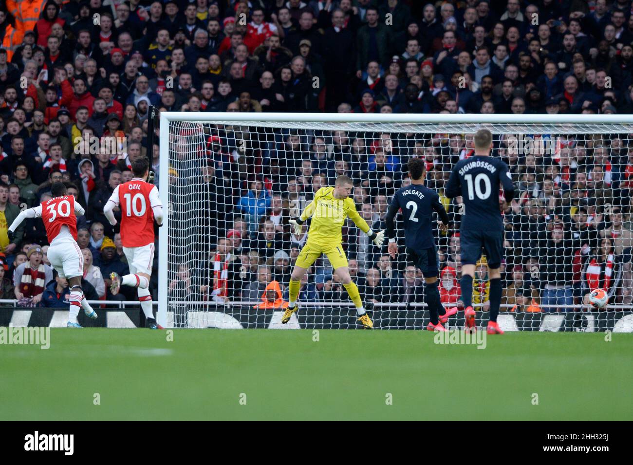 Eddie Nketiah of Arsenal scoring the equaliser during the Premier League match between Arsenal and Everton at the Emirates Stadium in London, UK - 16th February 2020 Stock Photo
