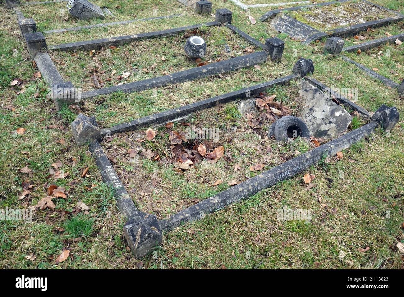 Broken headstone in rural hi-res stock photography and images - Alamy
