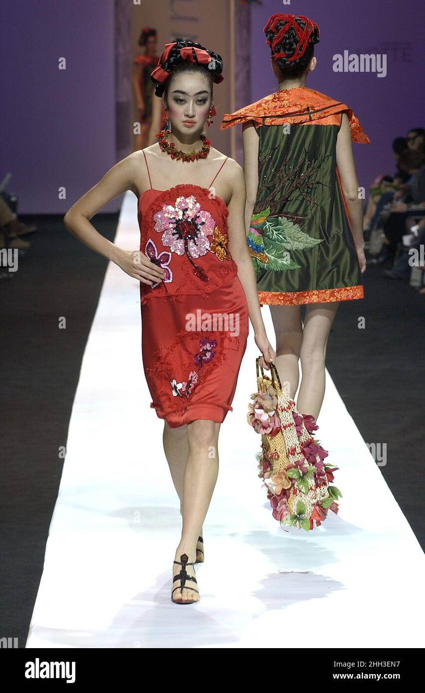 wandelen snor Achteruit Model walking on runway during hi-res stock photography and images - Page 3 - Alamy wandelen snor Achteruit Model walking on runway during hi-res stock photography and images - Page 3 - Alamy