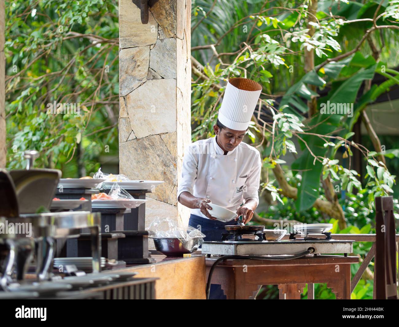 Cook preparing an omelette for breakfast at Villa Pinnawala in Pinnawalla, Rambukkana province, Sri Lanka. Stock Photo