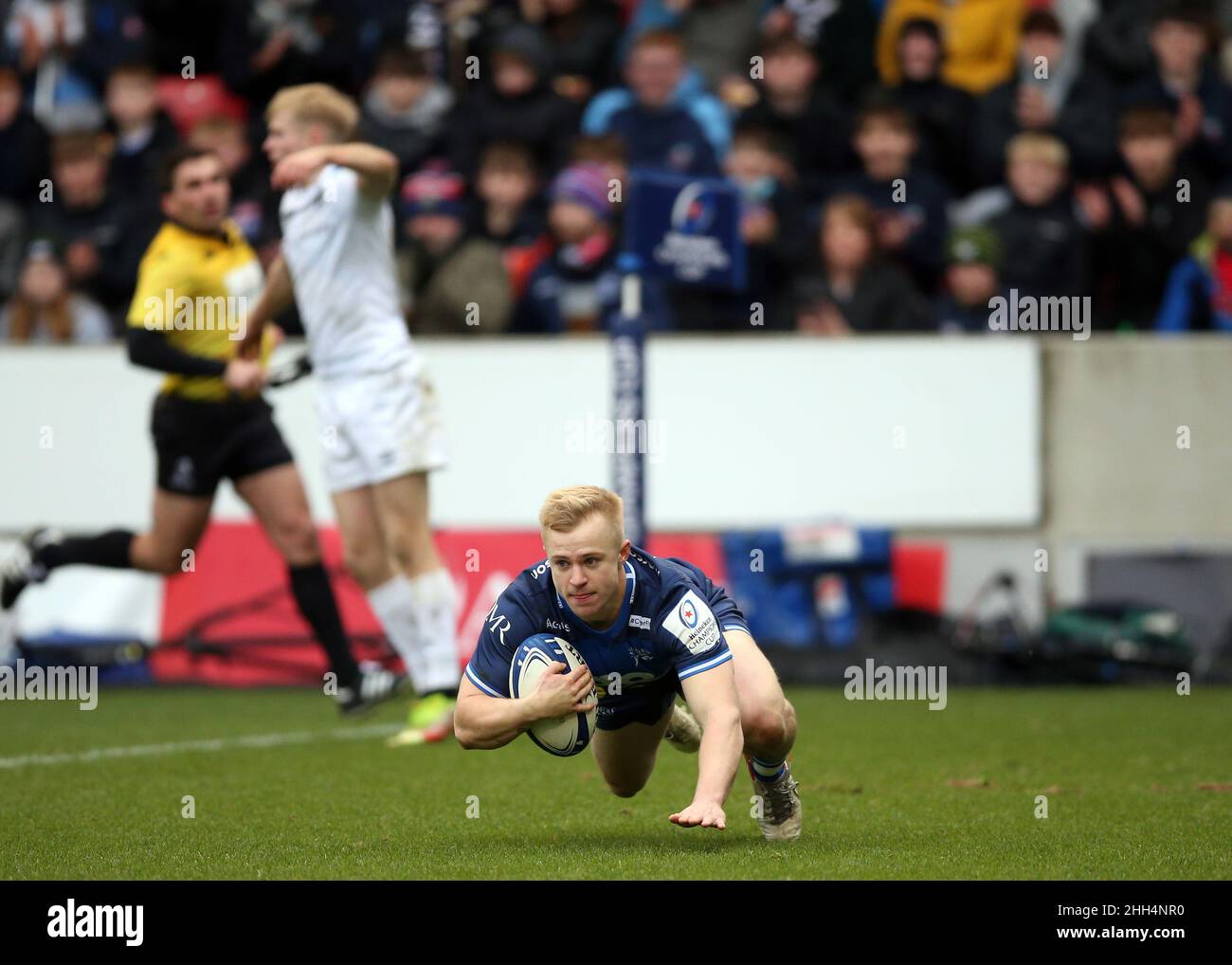 Sale Sharks' Aaron Reed (right) scores their side's second try of the ...