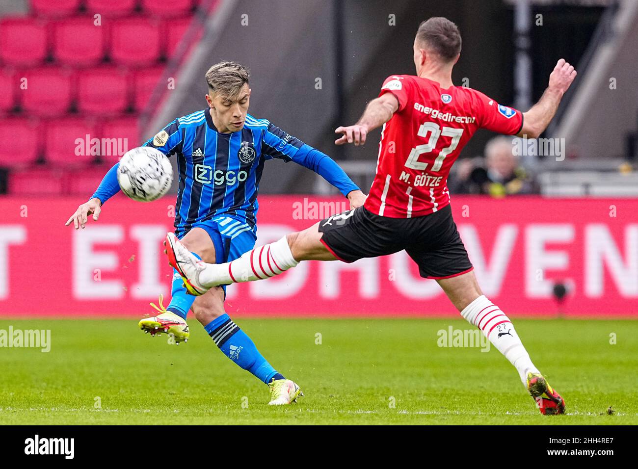 EINDHOVEN, NETHERLANDS - JANUARY 23: Mario Gotze of PSV Eindhoven, Lisandro Martinez of Ajax during the Dutch Eredivisie match between PSV Eindhoven and Ajax at Philips Stadion on January 23, 2022 in Eindhoven, Netherlands (Photo by Geert van Erven/Orange Pictures) Credit: Orange Pics BV/Alamy Live News Credit: Orange Pics BV/Alamy Live News Stock Photo