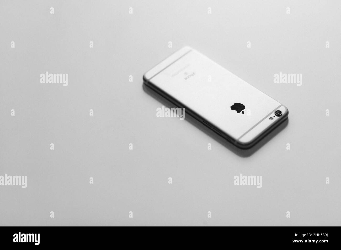 Với chiếc điện thoại iPhone bạc cổ điển và nền trắng tinh khiết, bạn sẽ phát hiện ra một thiết kế đơn giản nhưng sang trọng. Bấm vào hình ảnh để xem chi tiết và trải nghiệm điện thoại iPhone độc đáo của riêng bạn.