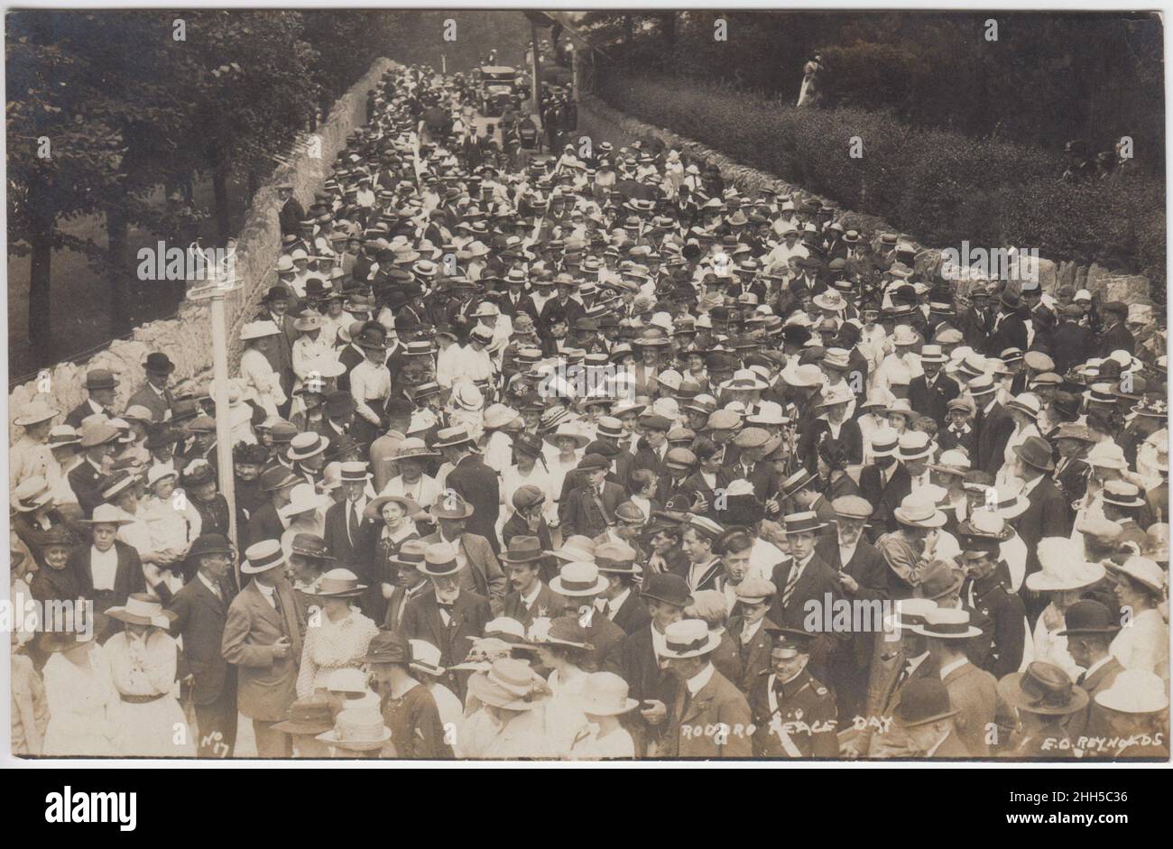 Rodbro' [ Rodborough ] Peace Day, 1919: large crowd, including some men in soldiers' and sailors' uniforms, mark the official end of the First World War in 1919. Photographer: E.O. Reynolds Stock Photo