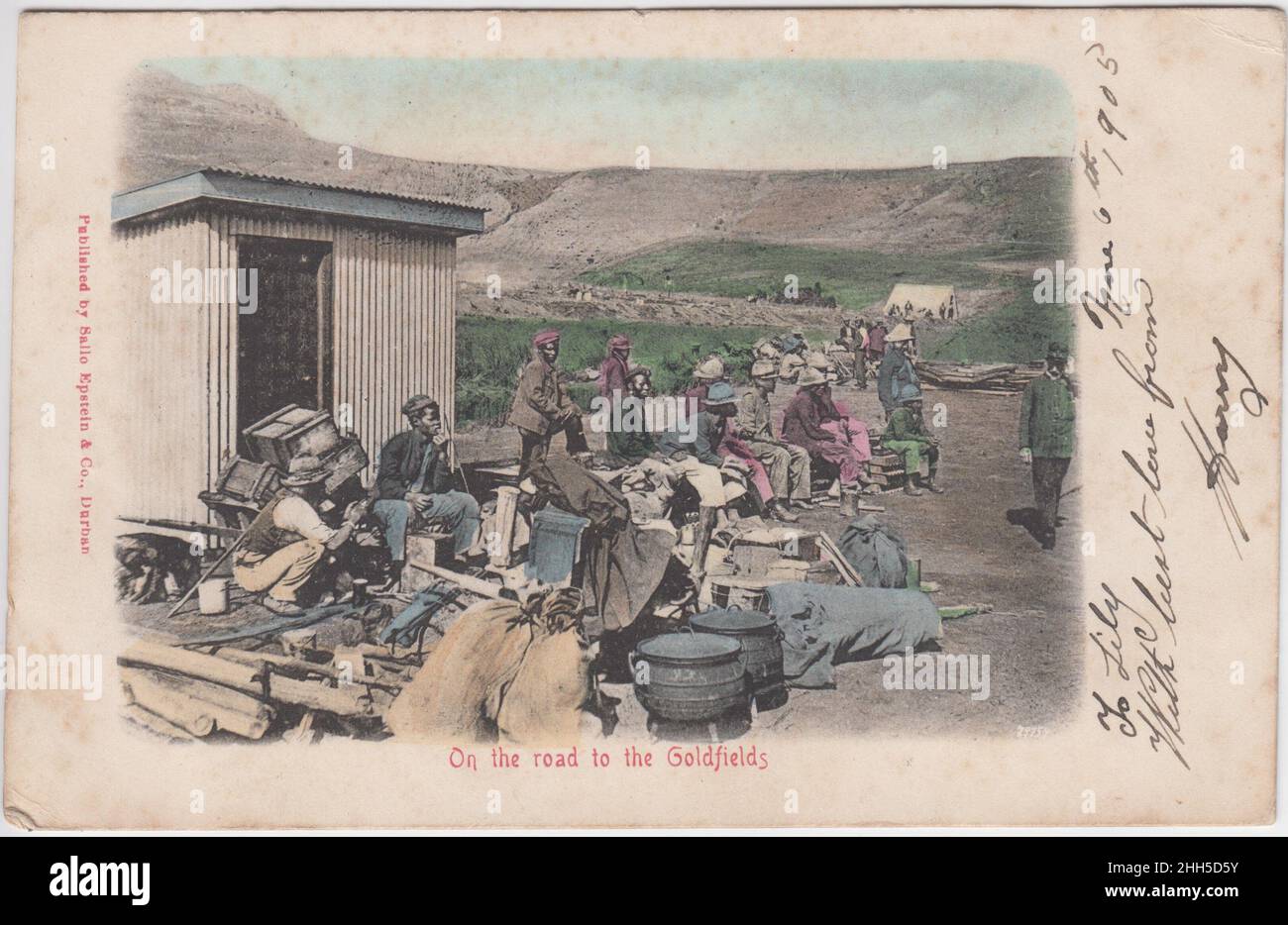 'On the road to the goldfields', South Africa, 1905: tinted postcard showing group of South African and European men camping out with sacks, cooking pots and boxes. The postcard was published by Sallo Epstein & Co., Durban, and sent from Bloemfontein to Birmingham, England, in 1905, three years after the end of the Boer War Stock Photo