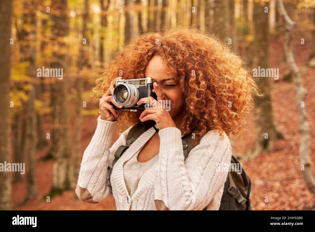 Woman brown hair autumn hi-res stock photography and images - Alamy