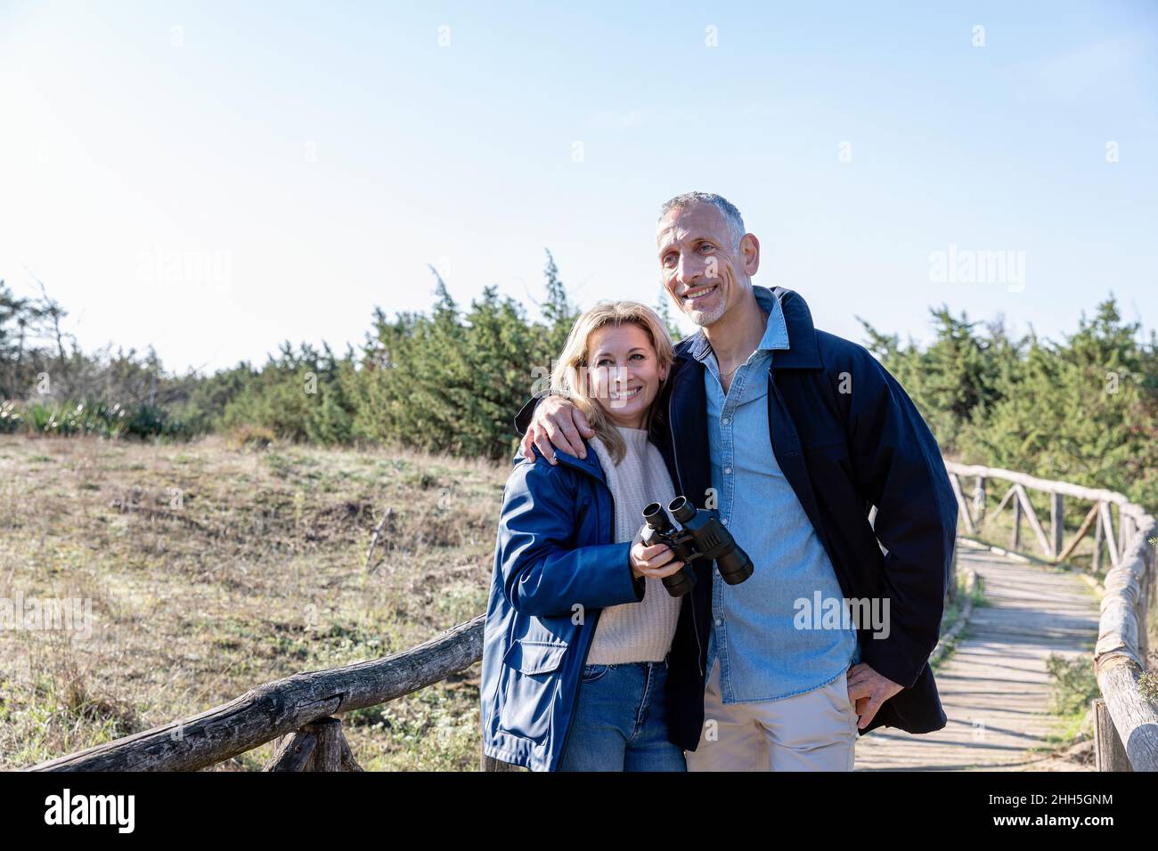 Man holding arm woman couple hi-res stock photography and images - Alamy