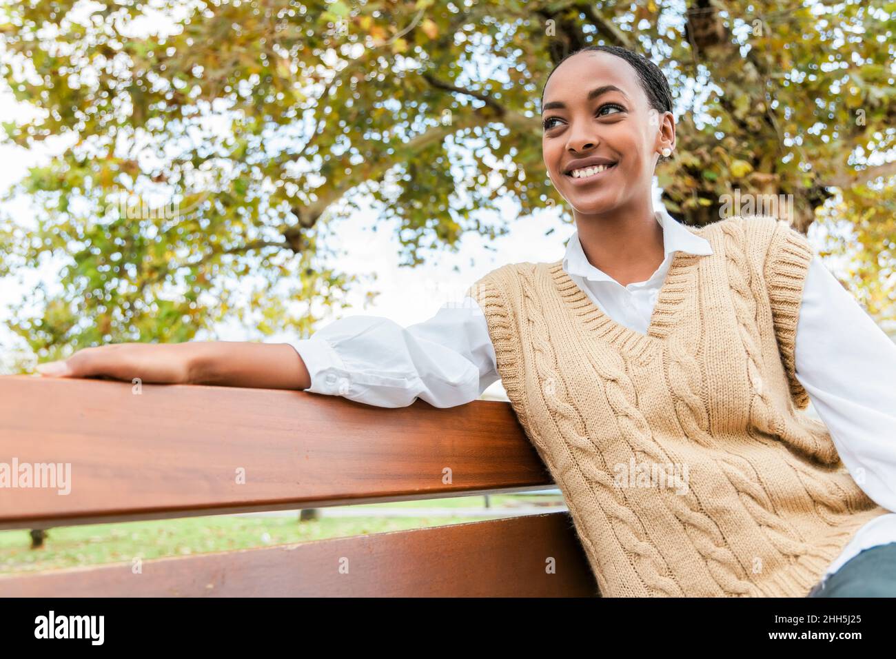 Three girls sitting on bench hi-res stock photography and images - Alamy