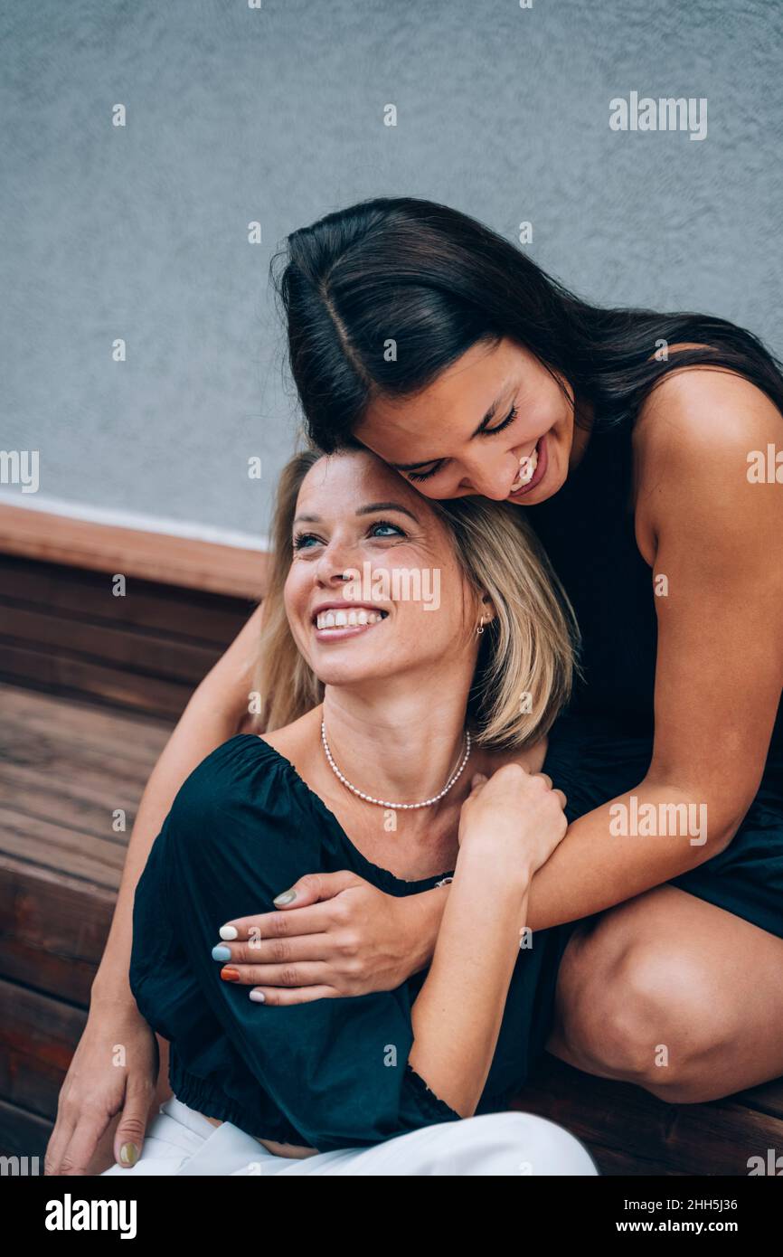 Two women sitting on a bench hi-res stock photography and images - Alamy