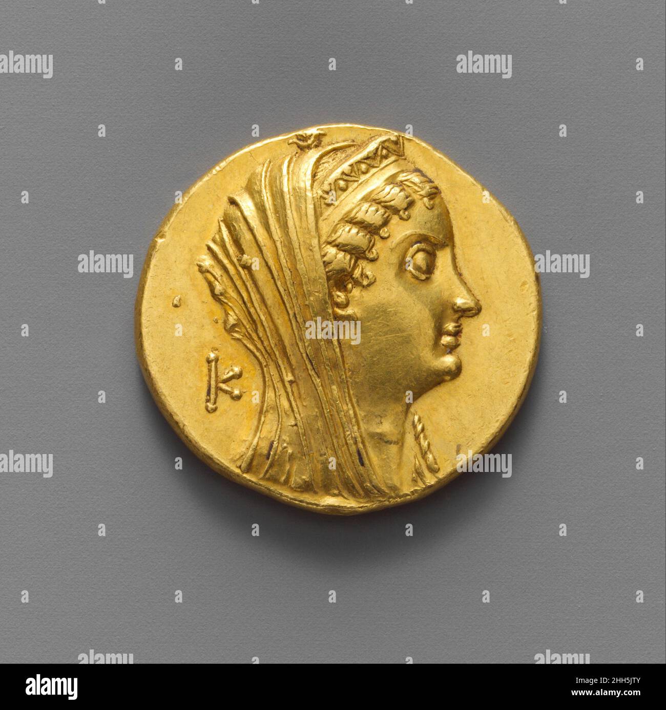 Gold oktadrachm of Ptolemy II Philadelphos ca. 261–246 B.C. Greek, Ptolemaic Veiled head of Arsinoe II/double cornucopiaeAlexandria. Gold oktadrachm of Ptolemy II Philadelphos  253074 Greek, Ptolemaic, Gold oktadrachm of Ptolemy II Philadelphos, ca. 261?246 B.C., Gold, 1 1/8 in., 0.985oz. (2.8 cm, 27.93g). The Metropolitan Museum of Art, New York. Theodore M. Davis Collection, Bequest of Theodore M. Davis, 1915 (30.115.23) Stock Photo