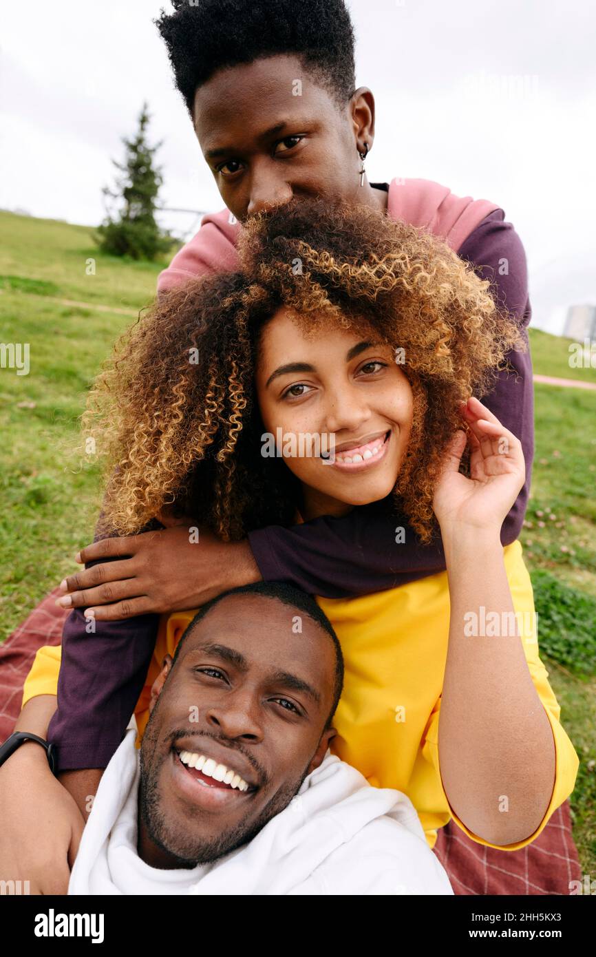 Multicultural young friends hi-res stock photography and images - Alamy