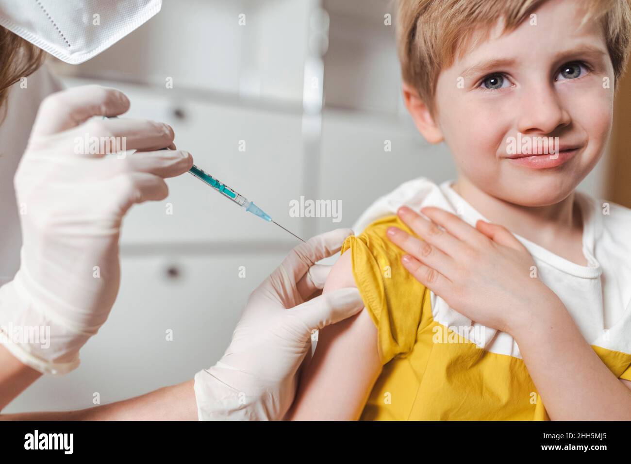 Nurse with child mask hi-res stock photography and images - Alamy