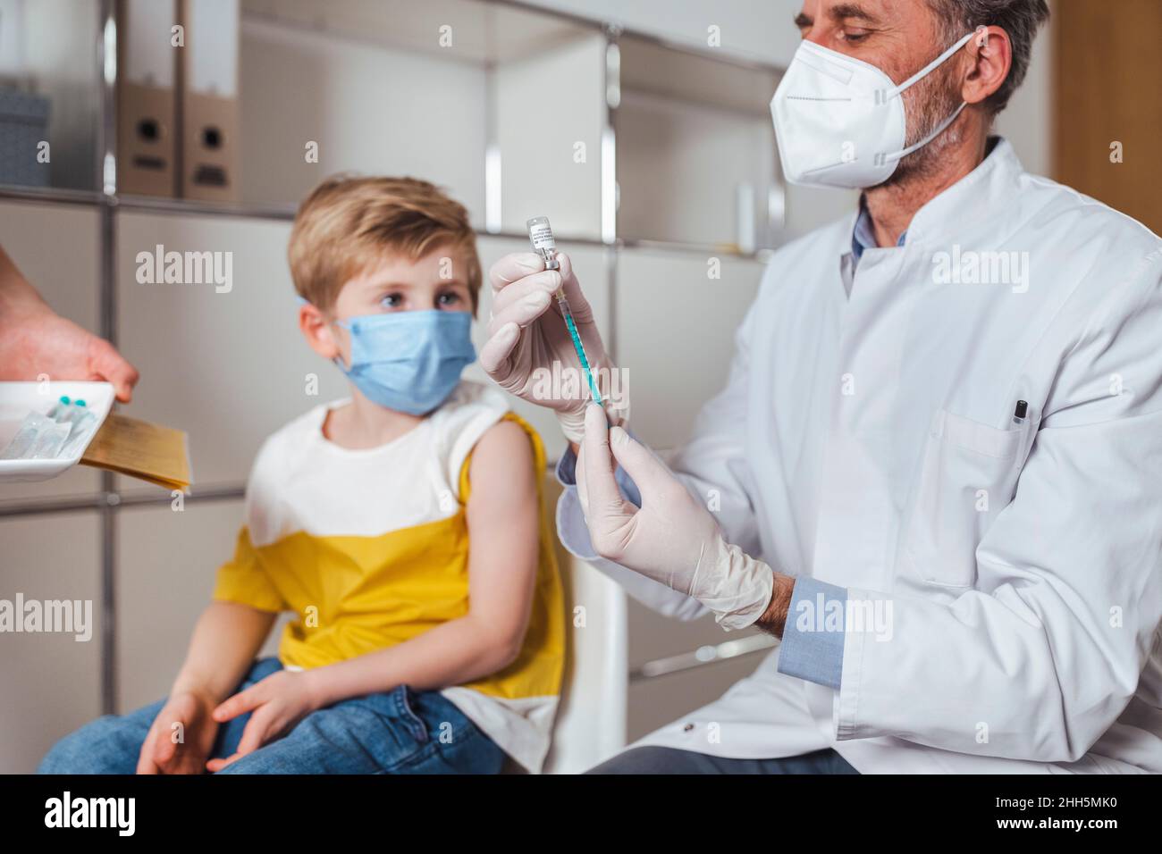 Doctor administering injection hi-res stock photography and images - Alamy