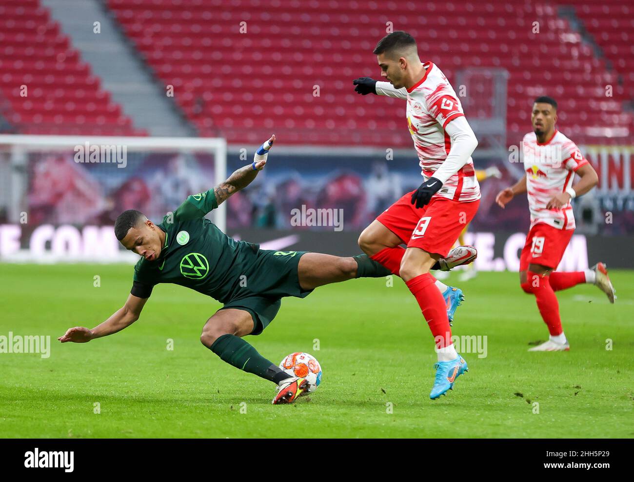 23 January 2022, Saxony, Leipzig: Soccer: Bundesliga, Matchday 20, RB Leipzig - VfL Wolfsburg, at the Red Bull Arena. Leipzig's Andre Silva (r) and Wolfsburg's Aster Vranckx in a duel. Photo: Jan Woitas/dpa-Zentralbild/dpa - IMPORTANT NOTE: In accordance with the requirements of the DFL Deutsche Fußball Liga and the DFB Deutscher Fußball-Bund, it is prohibited to use or have used photographs taken in the stadium and/or of the match in the form of sequence pictures and/or video-like photo series. Stock Photo
