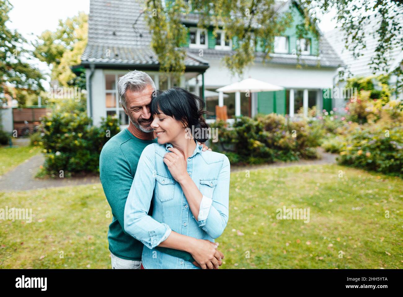 Man embracing woman hi-res stock photography and images - Alamy