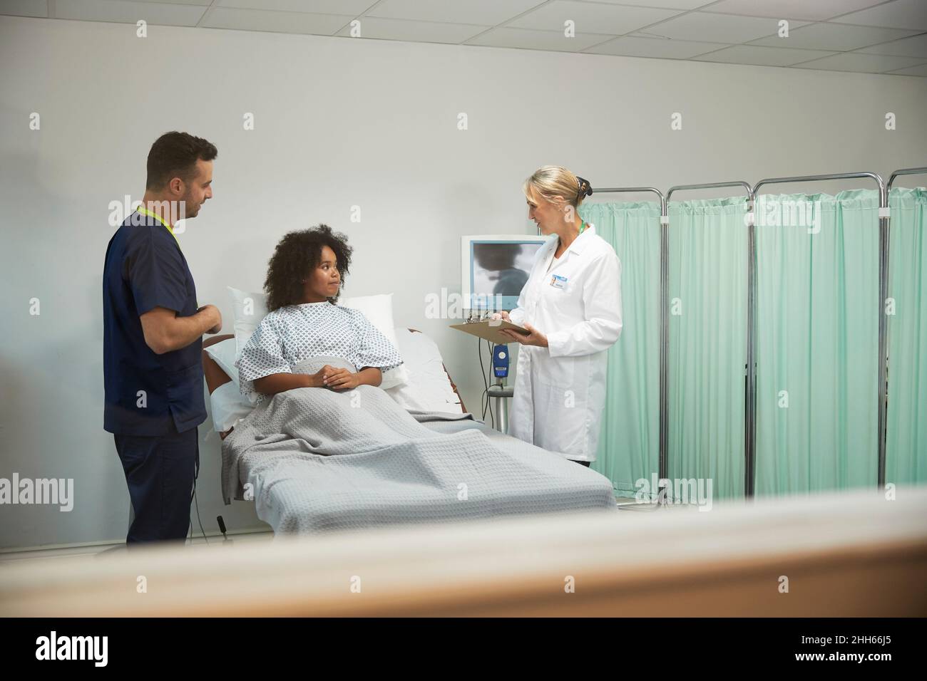Female nurse patient hospital bed hi-res stock photography and images ...
