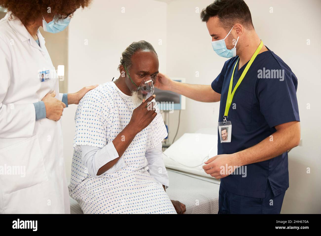 Patient oxygen mask hi-res stock photography and images - Alamy