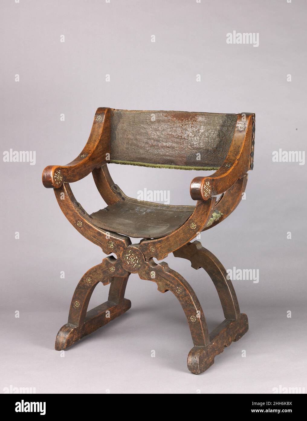 Hipjoint armchair (Dantesca type) 16th century (with later repairs