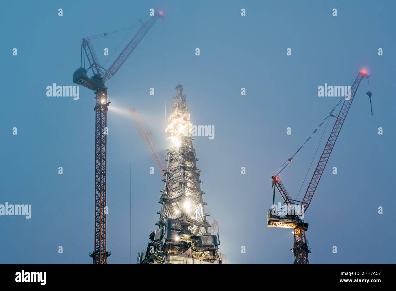 Illuminated tall cranes hi-res stock photography and images - Alamy