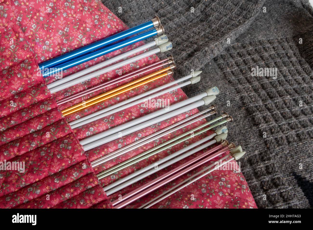 Knitting needle sizes hires stock photography and images Alamy