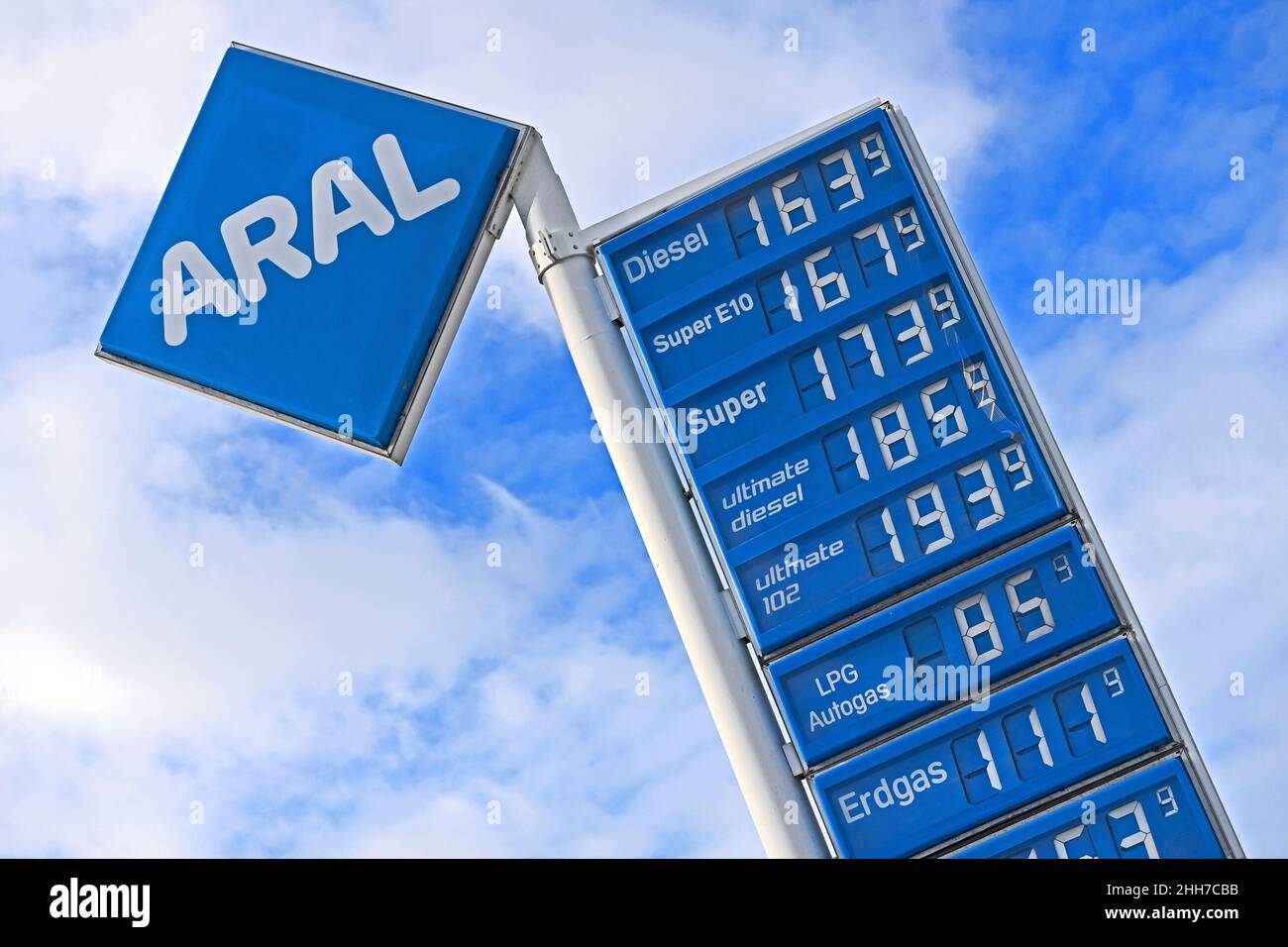 Munich, Deutschland. 21st Jan, 2022. Gasoline prices at record levels. Aral  gas station, diesel price, diesel, Super E10. Credit: dpa/Alamy Live News  Stock Photo - Alamy