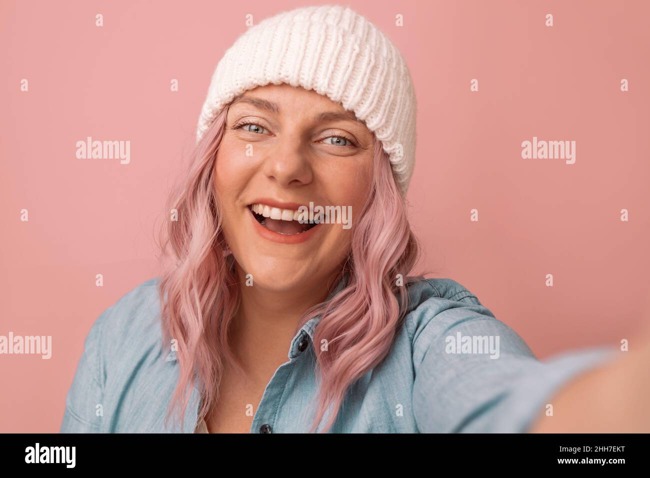 Wink salon hi-res stock photography and images - Alamy