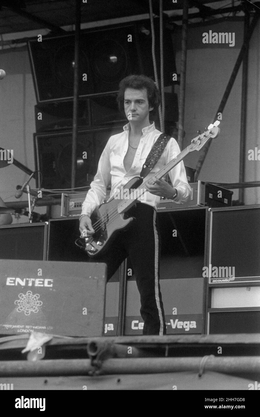 Bassist Bob Marshall performing with John Miles at the 1977 Reading Festival, England. Stock Photo