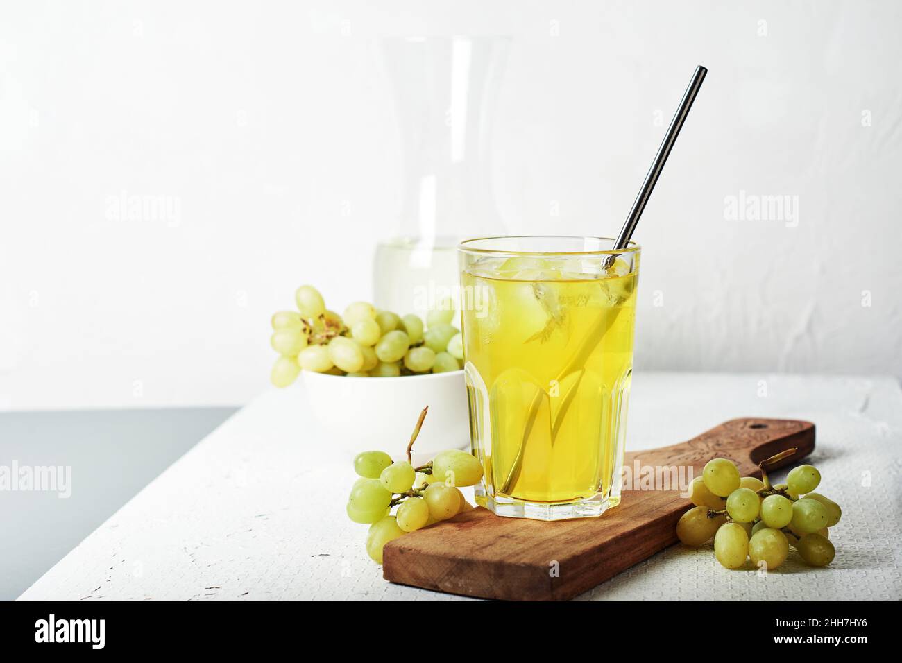Glass of grape juice and a bunch of white grapes Stock Photo - Alamy
