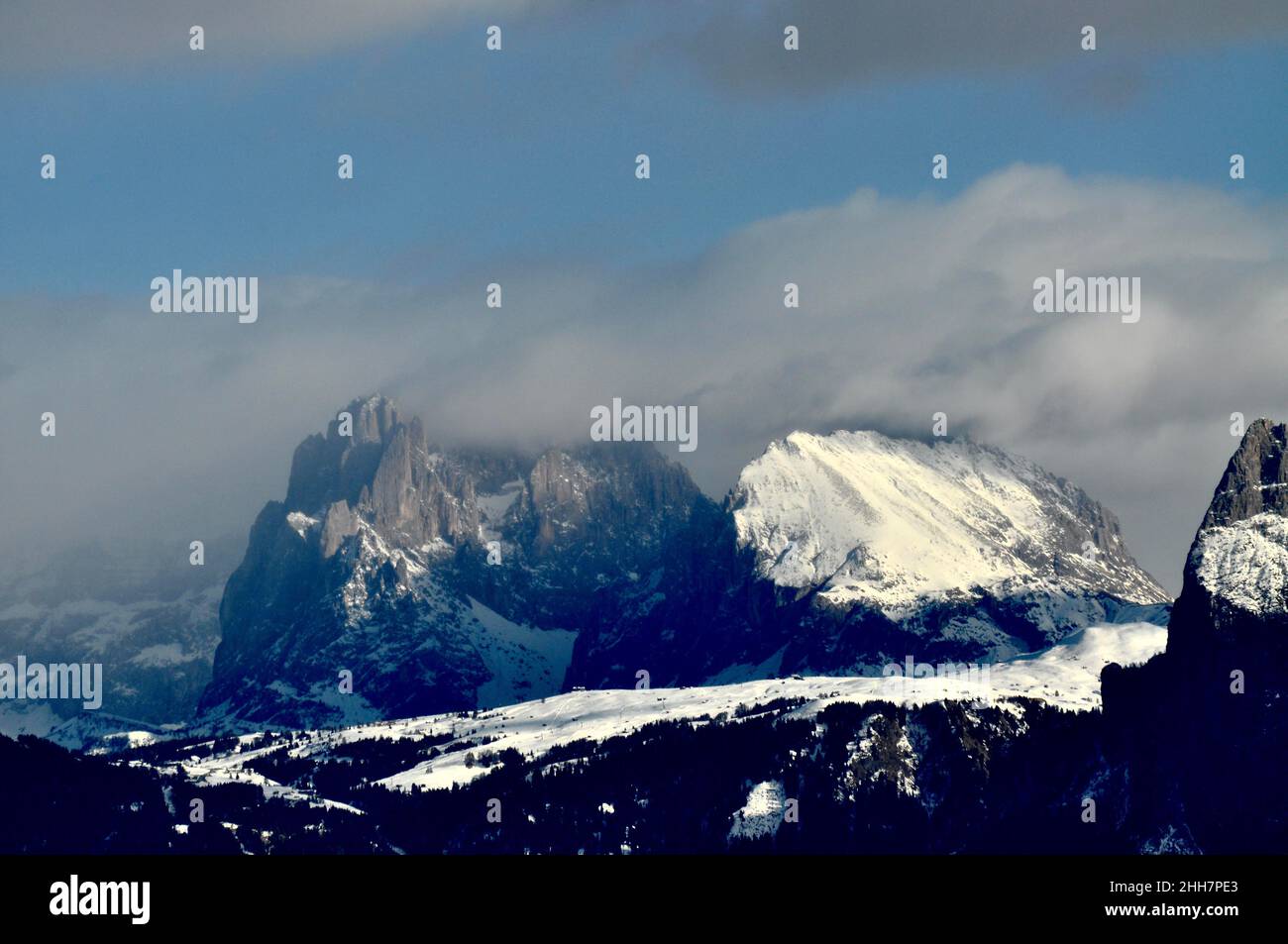 Dolomiti: il Sassolungo (Langkofel) e il Sasso Piatto (Plattkofel) dietro l'Alpe di Siusi fotografati dal Salto a San Genesio Stock Photo