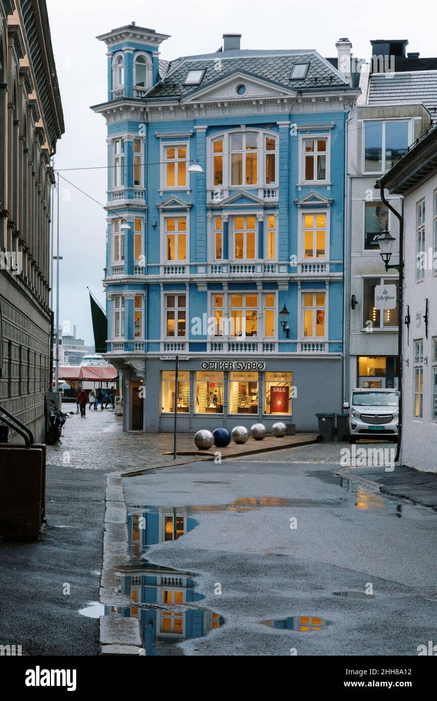 Optiker (Optician) Svabø Vågsallmenningen, Bergen, Norway. A rainy day with reflections in street. Stock Photo