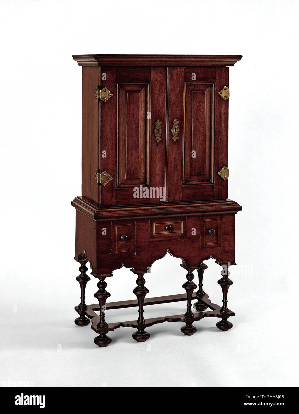 Spice Cabinet 1700–1730 American Spice boxes, with their small interior  compartments, served the practical purpose of storing and safeguarding  valuables and exotic spices. The handsome example of the form mimics the  full-scale, image size:1003x1390
