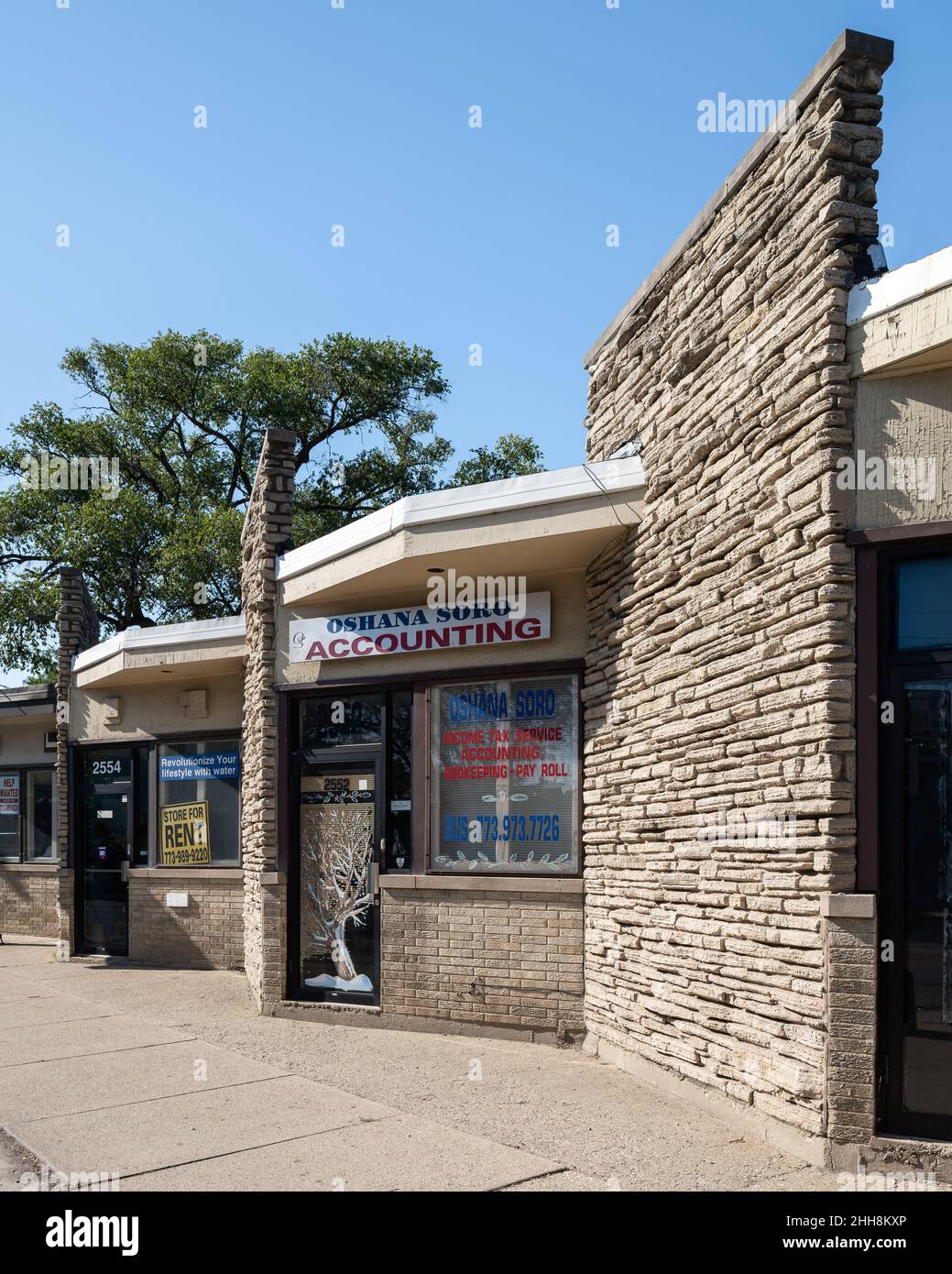 Modernist building on Peterson Avenue in Chicago Stock Photo