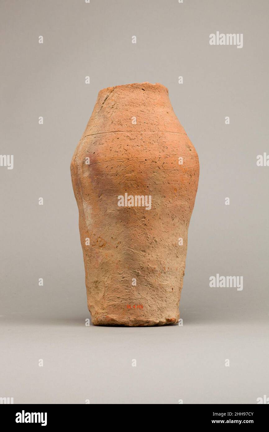 Rough ware jar ca. 4500–4000 B.C. (?) Predynastic Period. Rough ware jar. ca. 4500–4000 B.C. (?). Pottery. Predynastic Period. From Egypt; Probably from Northern Upper Egypt, Abadiya, EEF excavaions 1898-1899 Stock Photo