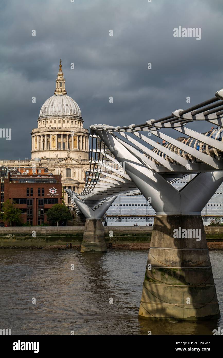 ST PAUL'S CATHEDRAL (1675-1710) MILLENIUM BRIDGE (1996-2000) & THE THAMES RIVER LONDON ENGLAND UNITED KINGDOM Stock Photo