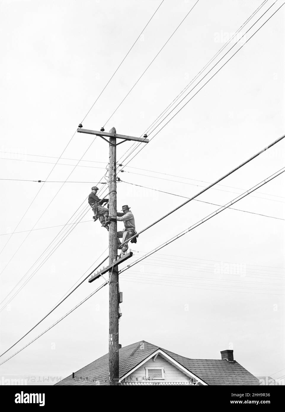 Telephone Linemen, U.S. Highway 80 between Fort Worth and Dallas, Texas, USA, Arthur Rothstein, U.S. Office of War Information/U.S. Farm Security Administration, January 1942 Stock Photo