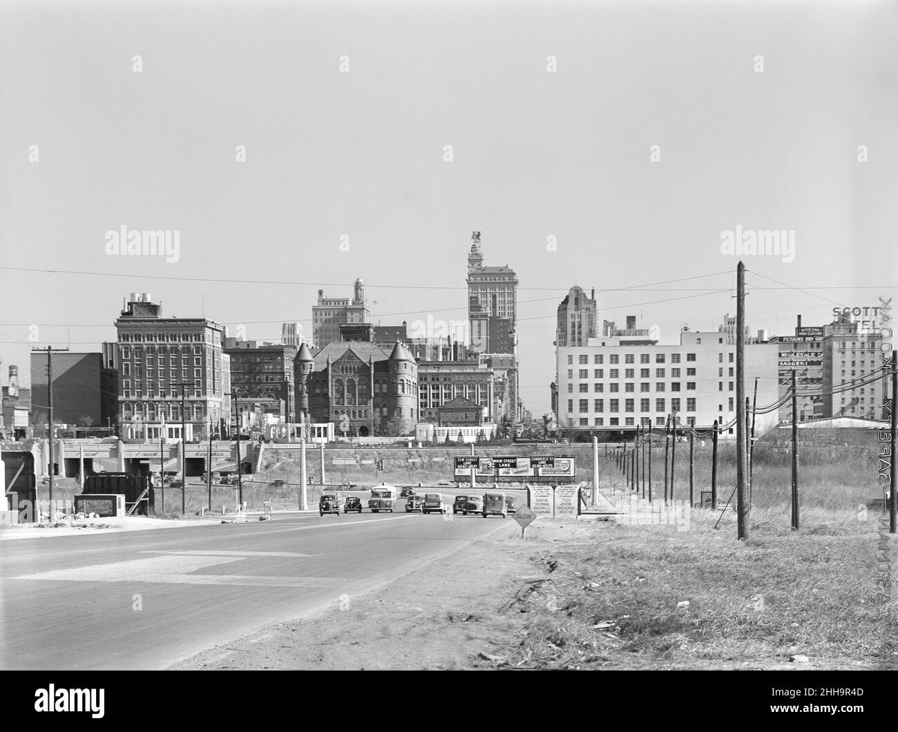 Highway and Skyline, Dallas, Texas, USA, Arthur Rothstein, U.S. Office of War Information/U.S. Farm Security Administration, January 1942 Stock Photo