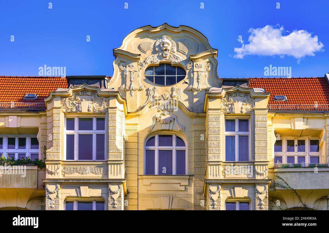 Altbaufassade mit unterschiedlichen Fenstern in Berlin Stock Photo